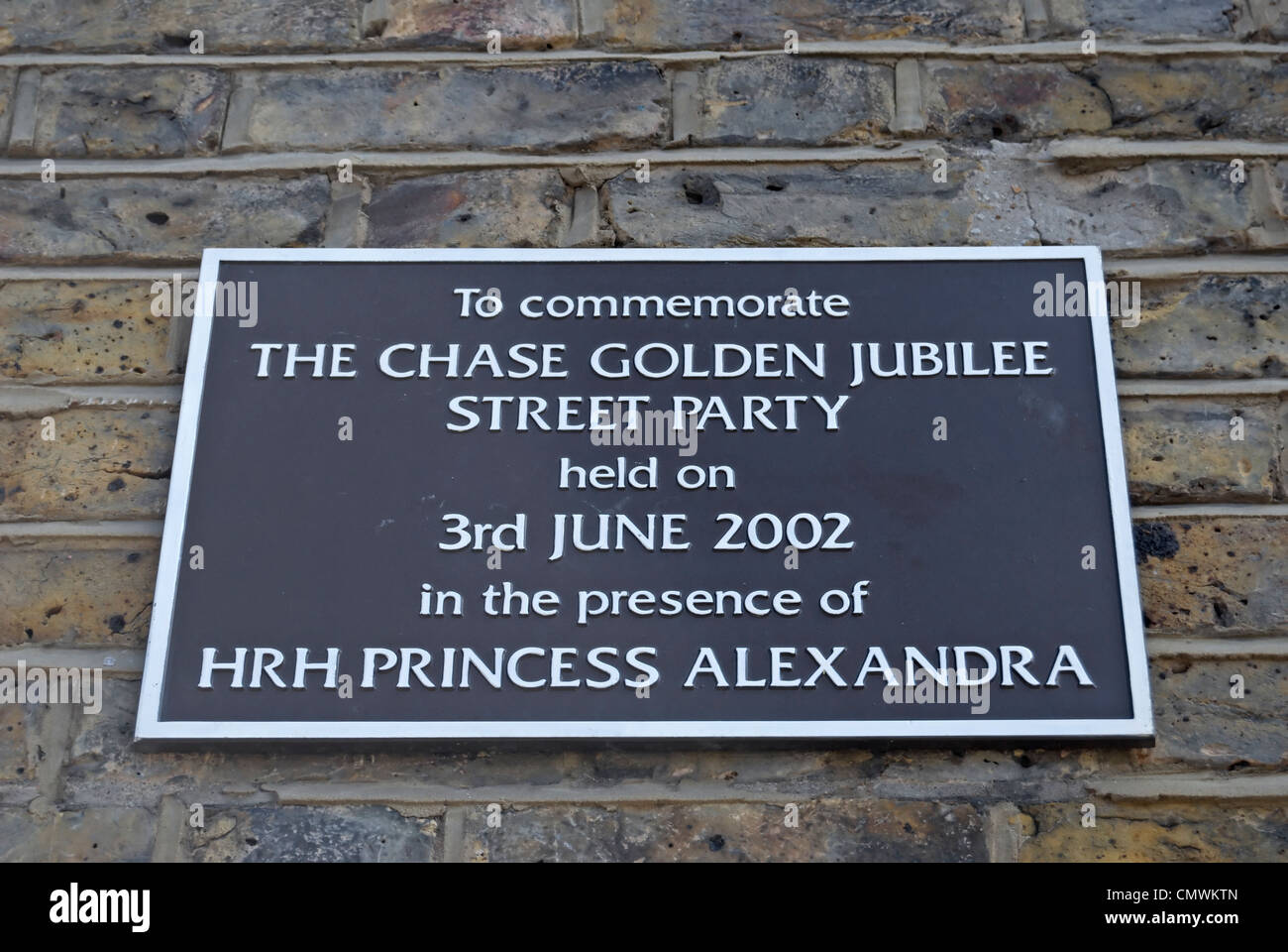 Lapide che ricorda una strada partito svoltasi nel 2002 per celebrare il Giubileo d oro della regina Elisabetta II, Clapham, Londra, Inghilterra Foto Stock
