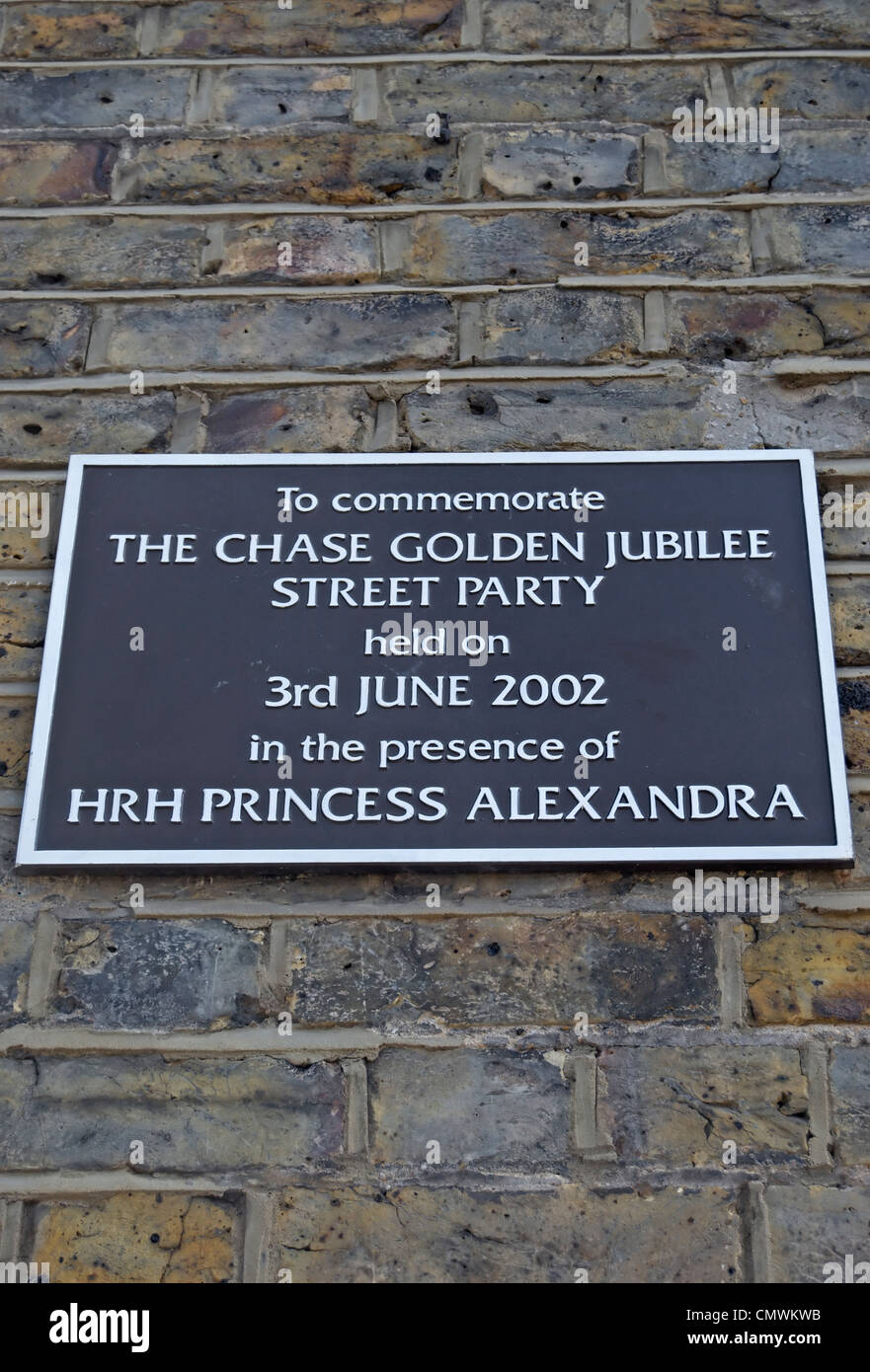 Lapide che ricorda una strada partito svoltasi nel 2002 per celebrare il Giubileo d oro della regina Elisabetta II, Clapham, Londra, Inghilterra Foto Stock