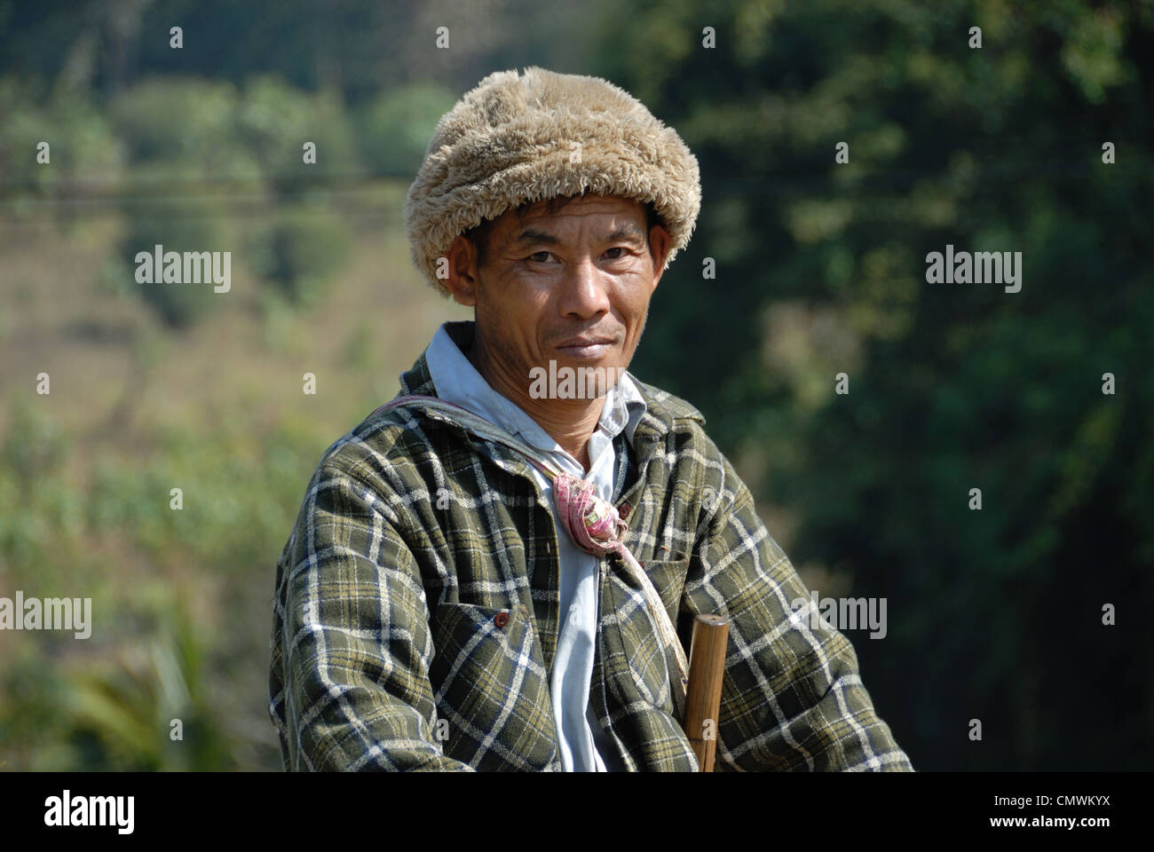L'agricoltore tailandese sul suo modo home in Chiang Dao Chiang Mai nel nord della Thailandia su 17/01/2009 Foto Stock