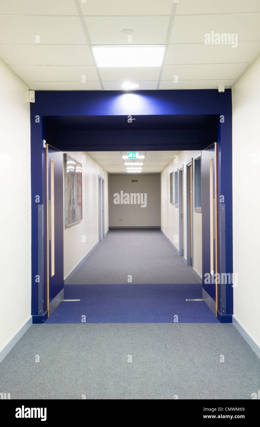 Corridoio in una moderna scuola secondaria. Foto Stock