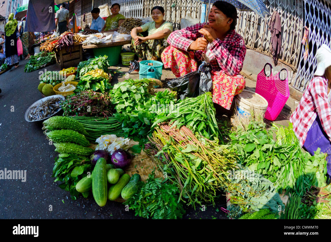 Strada trafficata mercato nel centro di Yangon, Myanmar Foto Stock