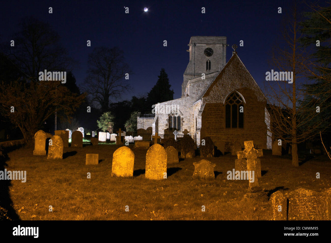 Abbassare Heyford Bicester Chiesa di notte Foto Stock