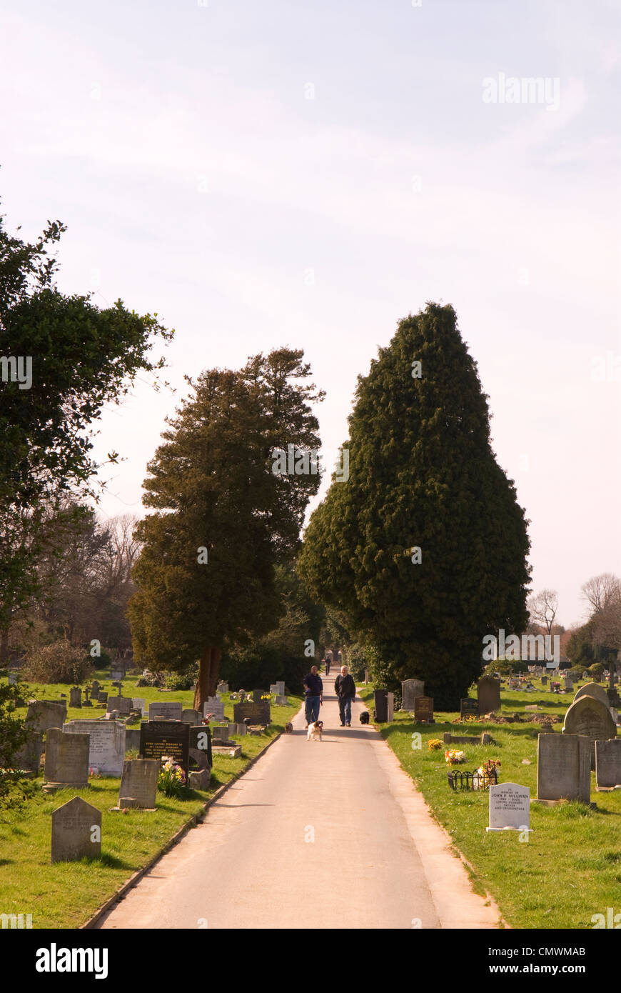 La gente camminare i loro cani lungo il percorso a Ann's Hill Cimitero, Gosport, Hampshire, Regno Unito. Foto Stock