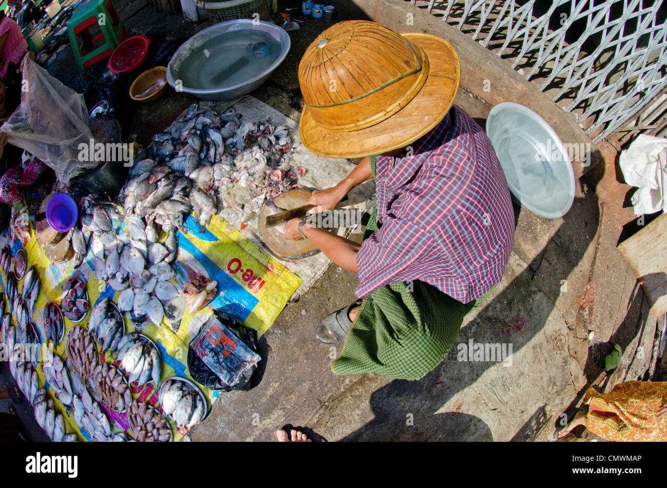 Strada trafficata mercato nel centro di Yangon, Myanmar Foto Stock