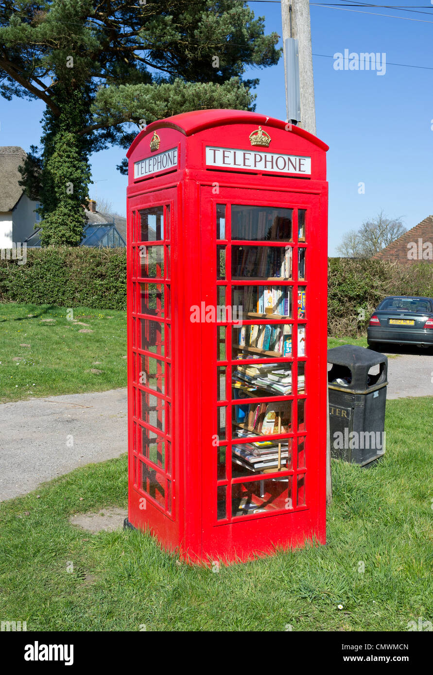 Regno Unito telefono rosso box convertito in un libro di exchange Foto Stock