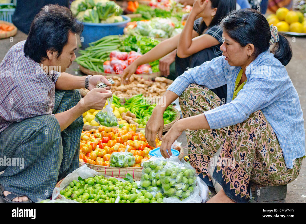 Strada trafficata mercato nel centro di Yangon, Myanmar Foto Stock