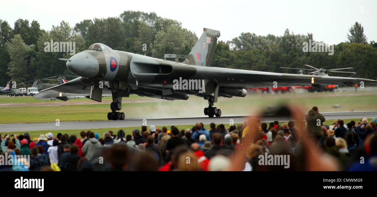L'ultimo il permanere di Vulcan ala delta bomber atterraggio all'Airshow di Farnborough 2010 Foto Stock