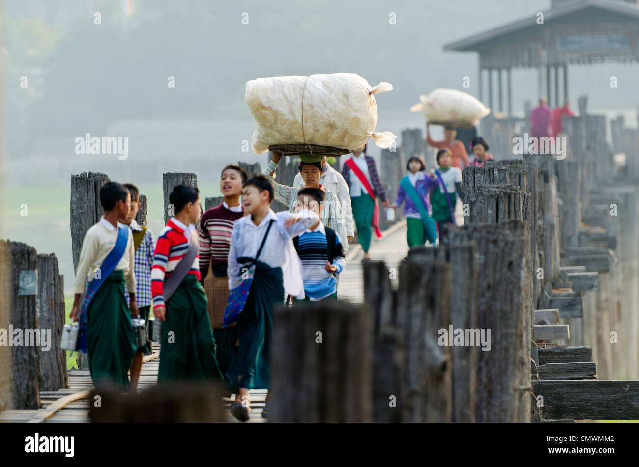 Le persone che attraversano le U Bein ponte in teak, Mandalay Myanmar Foto Stock