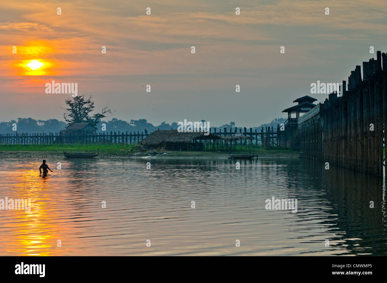 U Bein ponte in teak a sunrise, Mandalay Myanmar Foto Stock