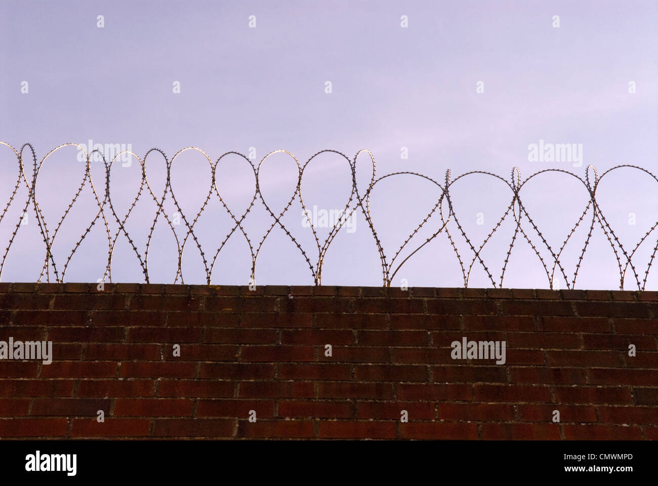 Muro di mattoni e filo spinato proteggere l immigrazione e centro di rimozione a Haslar, Gosport, Hampshire, Regno Unito. Foto Stock