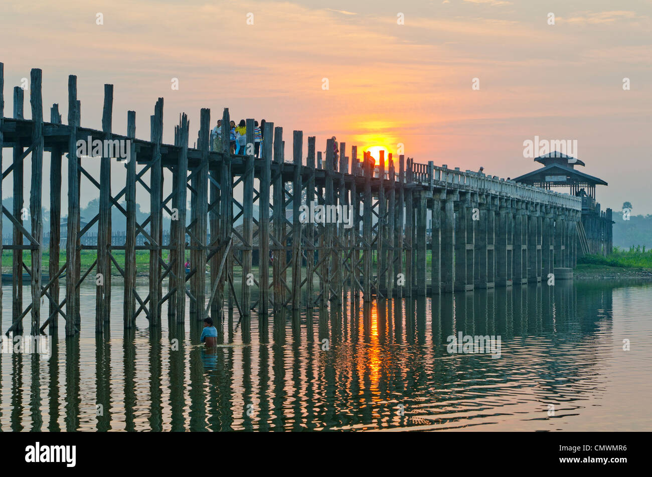 U Bein ponte in teak a sunrise, Mandalay Myanmar Foto Stock