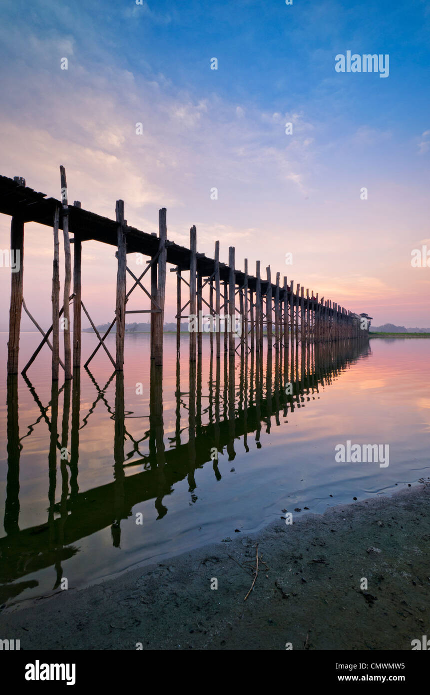 U Bein ponte in teak all'alba, Mandalay Myanmar Foto Stock