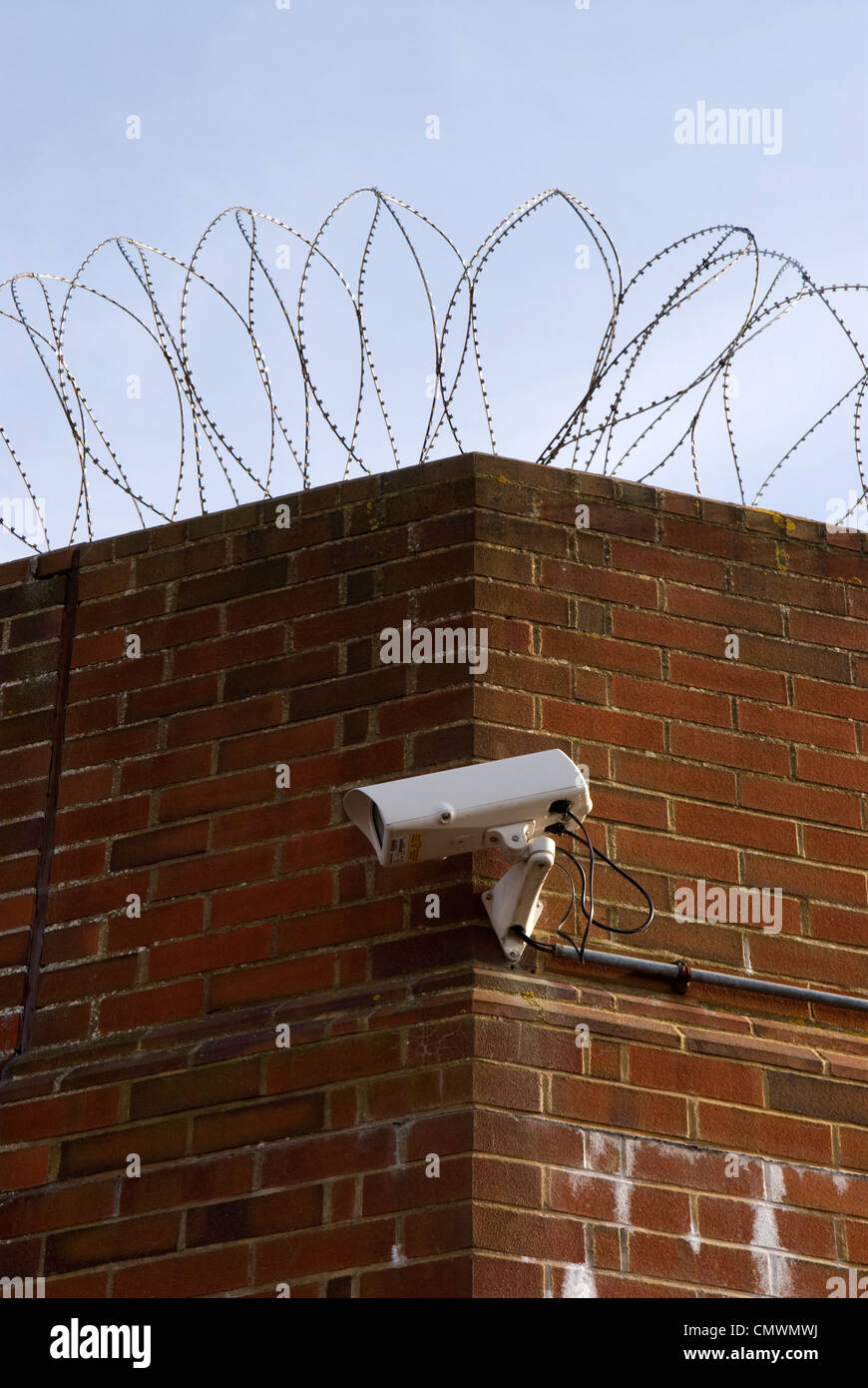 CCTV e filo spinato custodendo l'entrata principale dell'immigrazione Centro di rimozione a Haslar, Gosport, Hampshire, Regno Unito. Foto Stock
