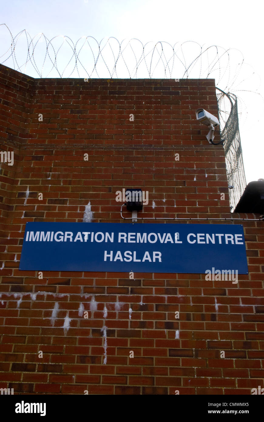 CCTV e filo spinato custodendo l'entrata principale dell'immigrazione Centro di rimozione a Haslar, Gosport, Hampshire, Regno Unito. Foto Stock
