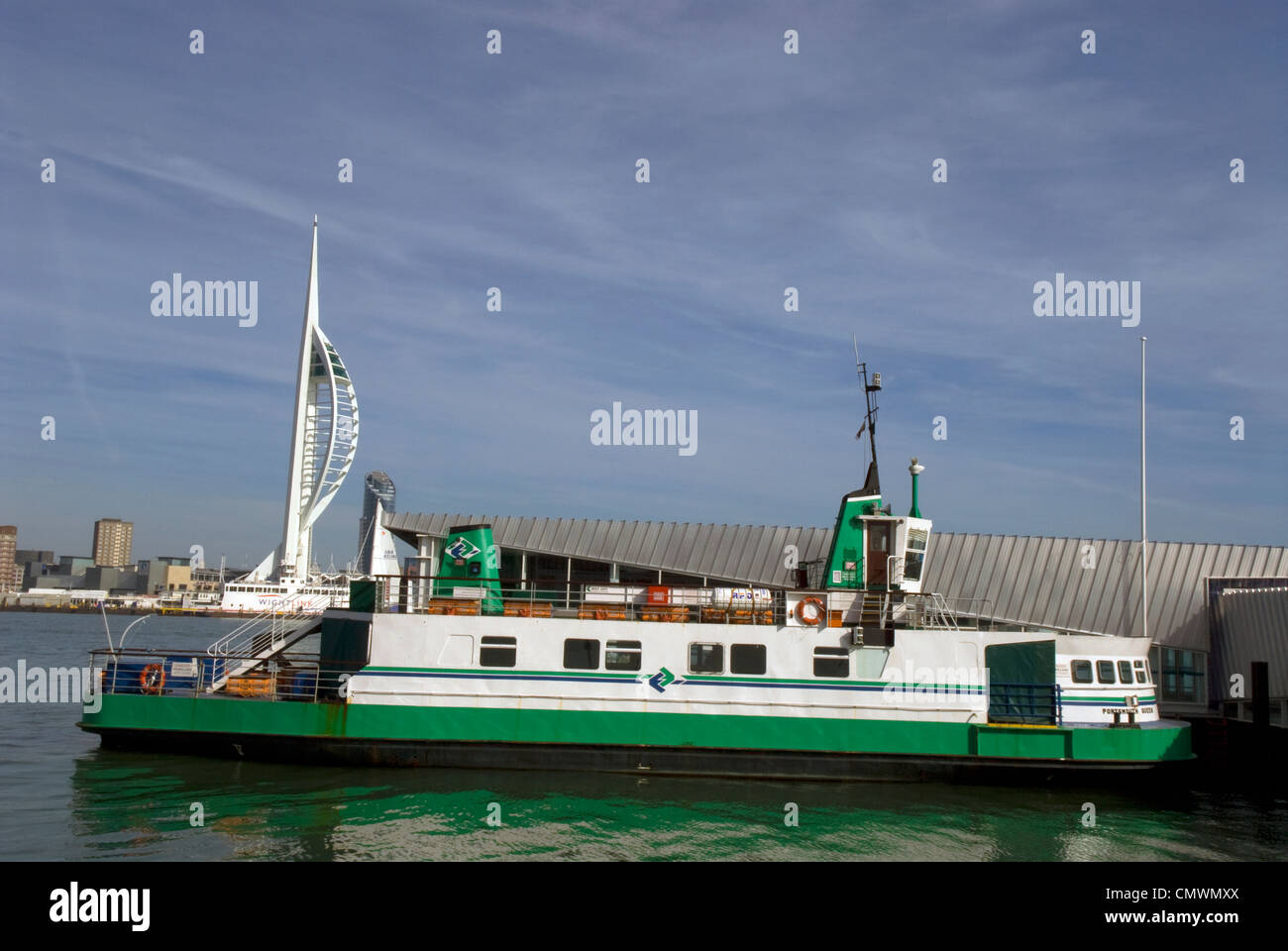 Gosport attracco del traghetto con torre Spinaker incalza fino al di sopra dello skyline di Portsmouth dietro, Gosport, Hampshire, Regno Unito. Foto Stock