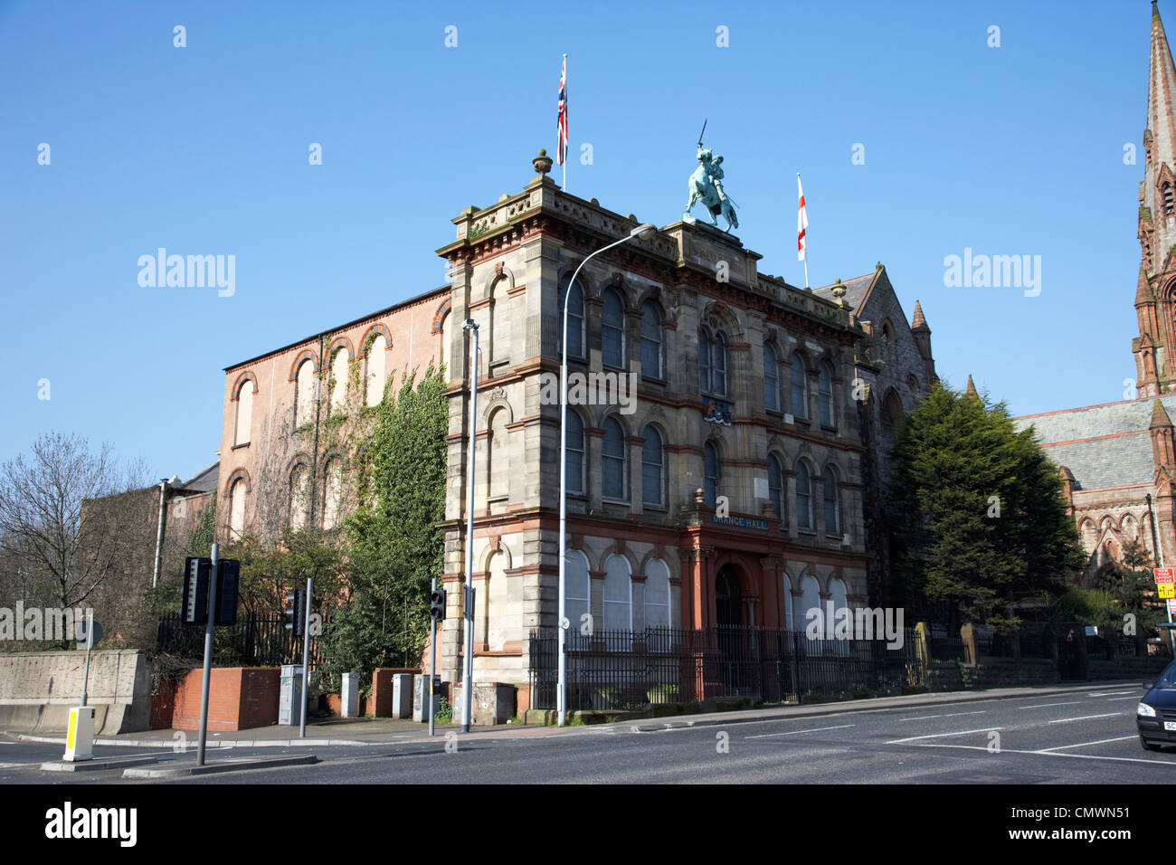 Clifton Street belfast Sala Arancio con la statua di re Guglielmo sulla sommità e la facciata in pietra Belfast Irlanda del Nord Regno Unito Foto Stock