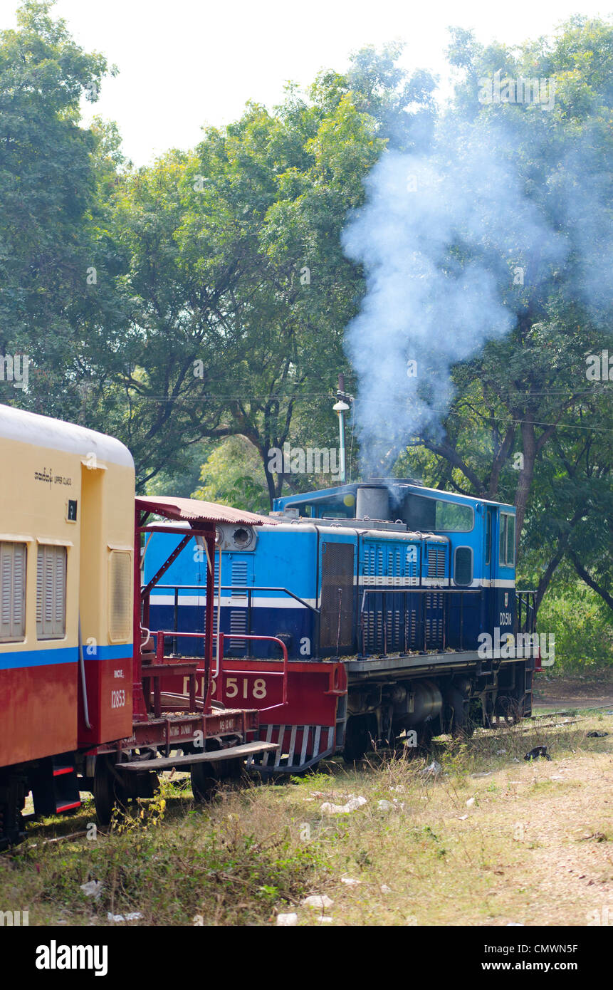 Treno di carrelli di smistamento, vicino a Mandalay, Myanmar Foto Stock