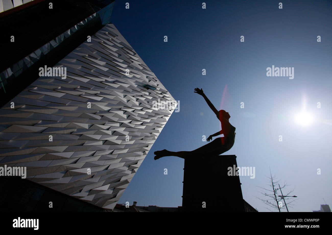 Una scultura intitolata "Titancia' segna l ingresso del Titanic Belfast del centro visitatori a Belfast Foto Stock