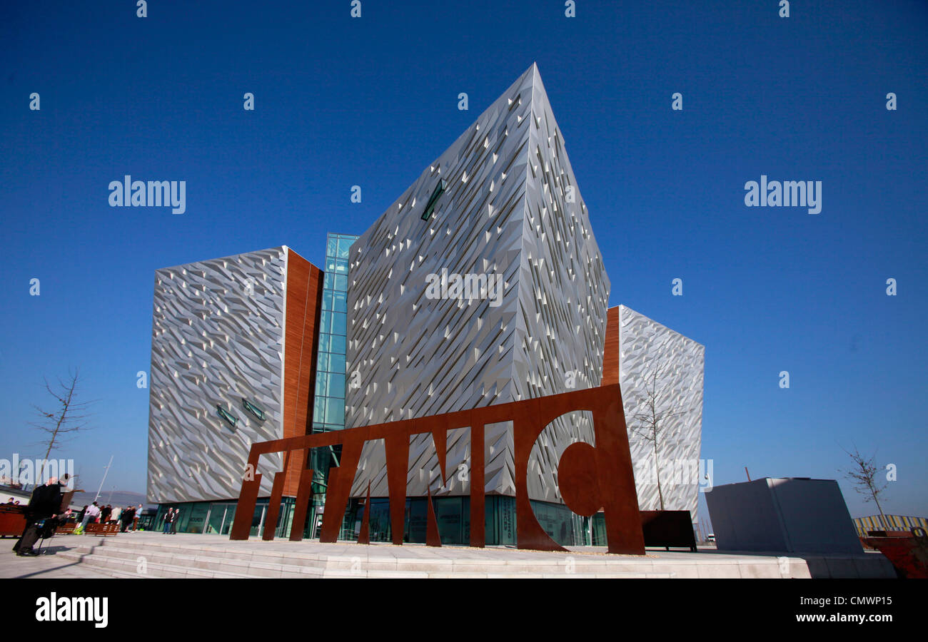 Un gigante di nome di acciaio piatto segna l'entrata al Titanic Belfast del centro visitatori a Belfast, Irlanda del Nord. Foto Stock
