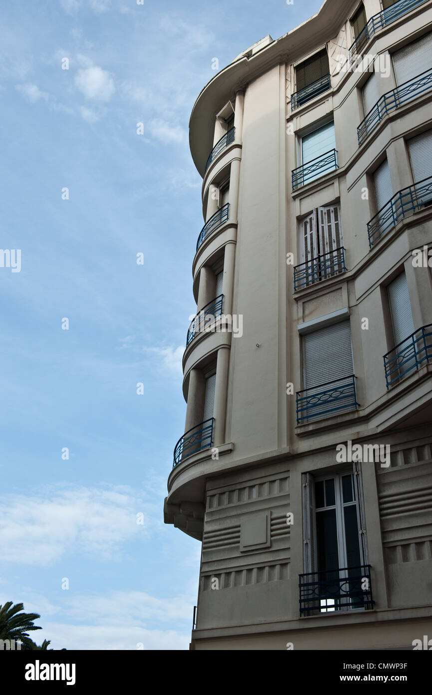 Shot presi da tutta la strada di un enorme edificio in Cannes, Francia. Foto Stock