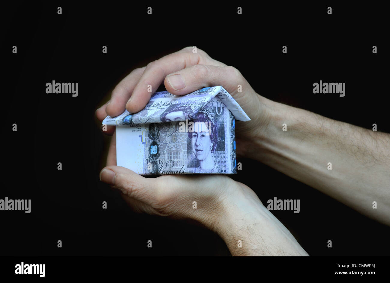 Casa fatta di £20 NOTE IN MANO MANS CASA NUOVAMENTE I VALORI DI PREZZI DEL MERCATO IMMOBILIARE vendita acquisto casa acquirenti costi ipoteche ETC REGNO UNITO Foto Stock