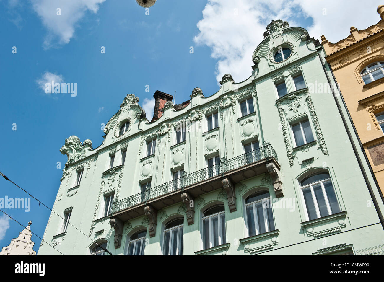 Immagine presa in corrispondenza di un angolo del cant del pastel green building in Repubblica Ceca. Foto Stock