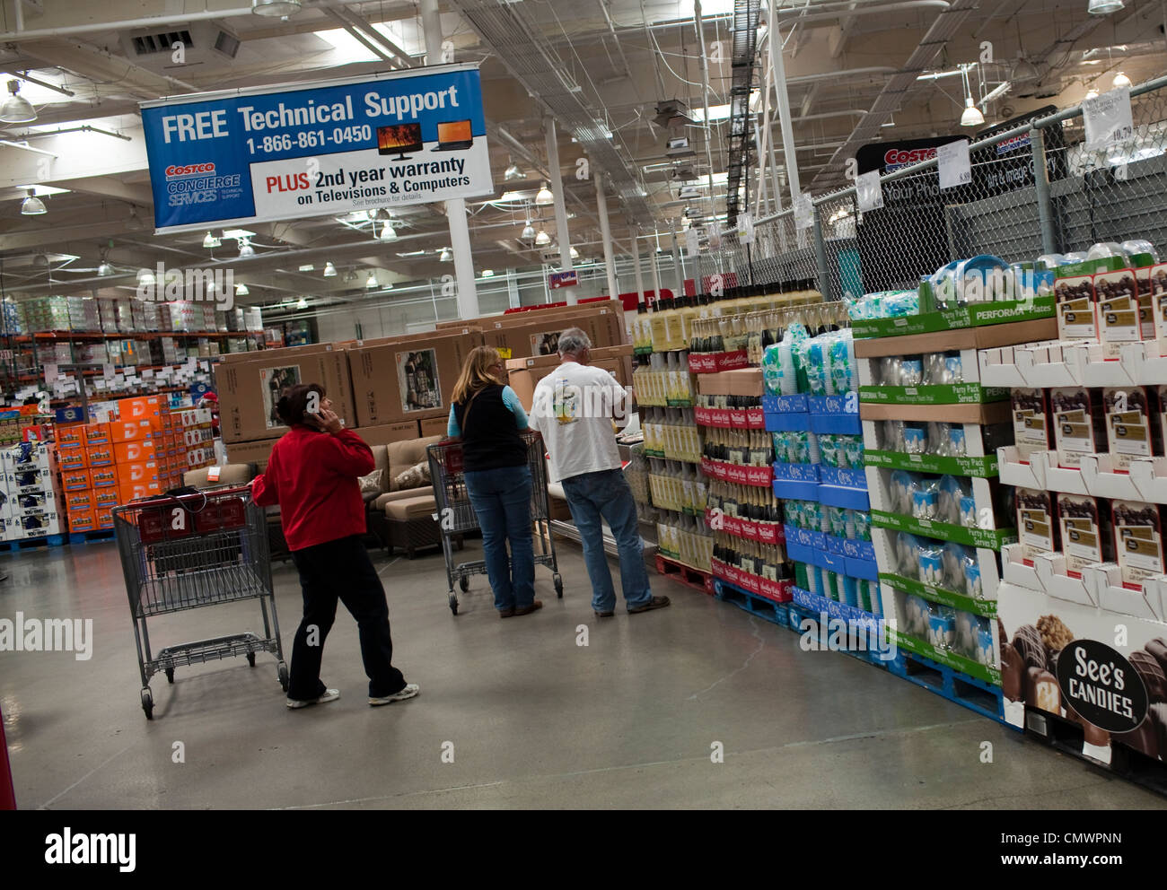 Clienti negozio di generi alimentari a Costco in San Juan Capistrano, California. Foto Stock