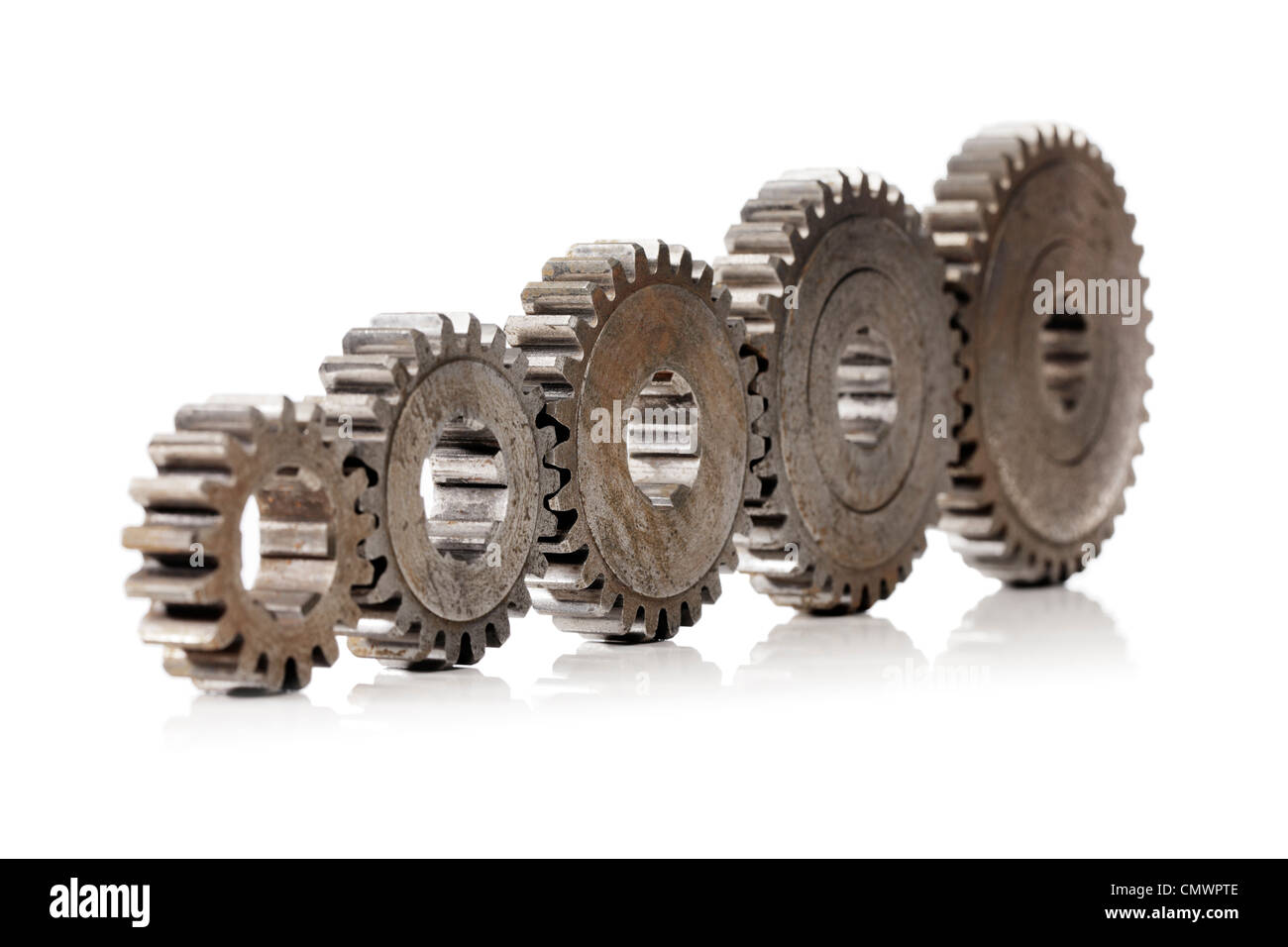 Una fila di vecchi cog ruote dentate in diverse dimensioni. Foto Stock Una fila di vecchi cog ruote dentate in diverse dimensioni. Foto Stock
