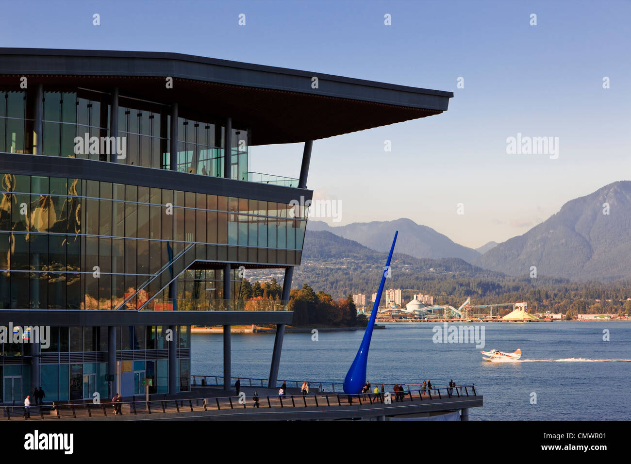 Nuovo centro congressi e 'Blue Drop' scultura su Pier, Coal Harbour, del centro cittadino di Vancouver, British Columbia Foto Stock
