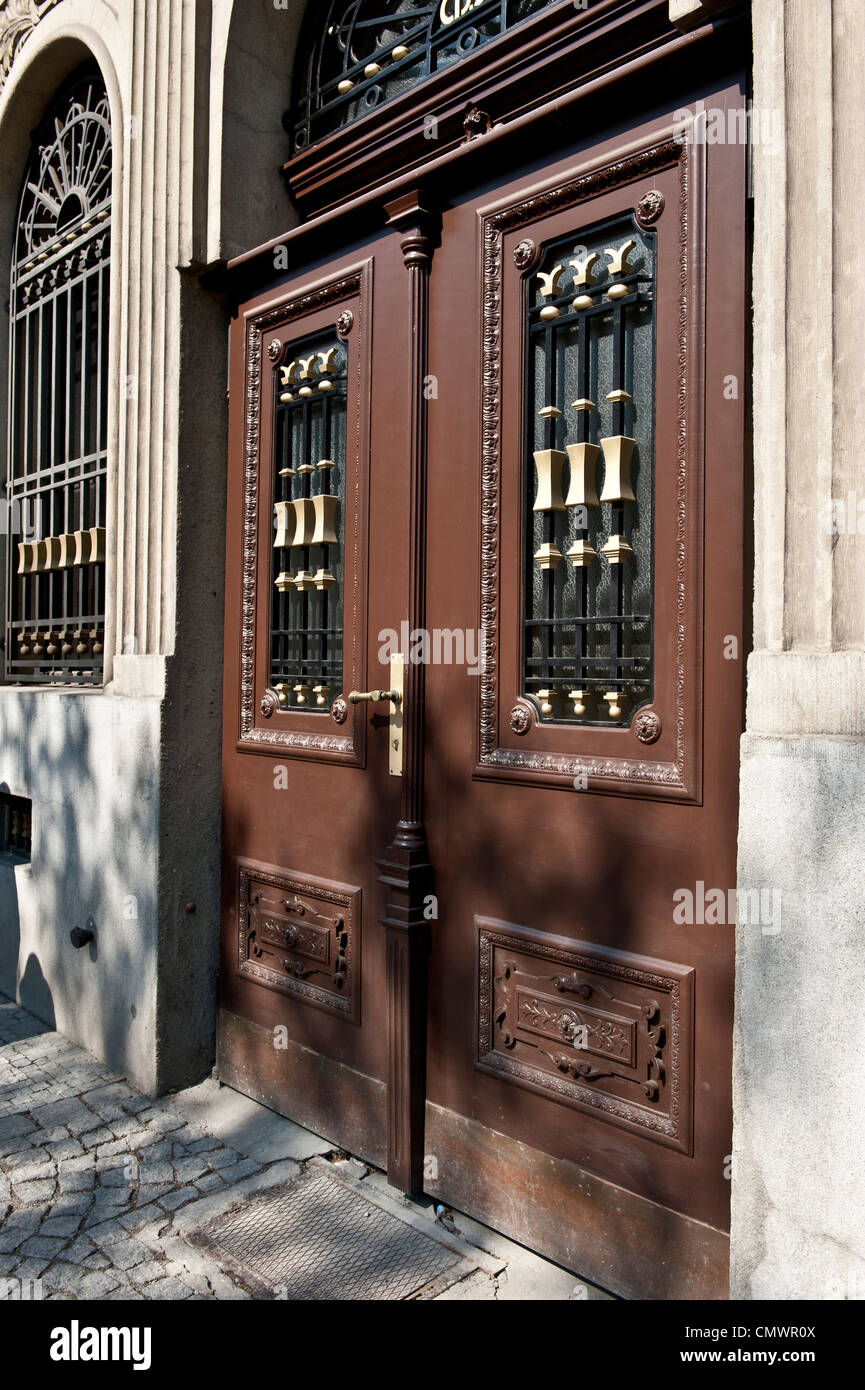 Un side shot di immacolate porte a una classica architettura ceca. Foto Stock