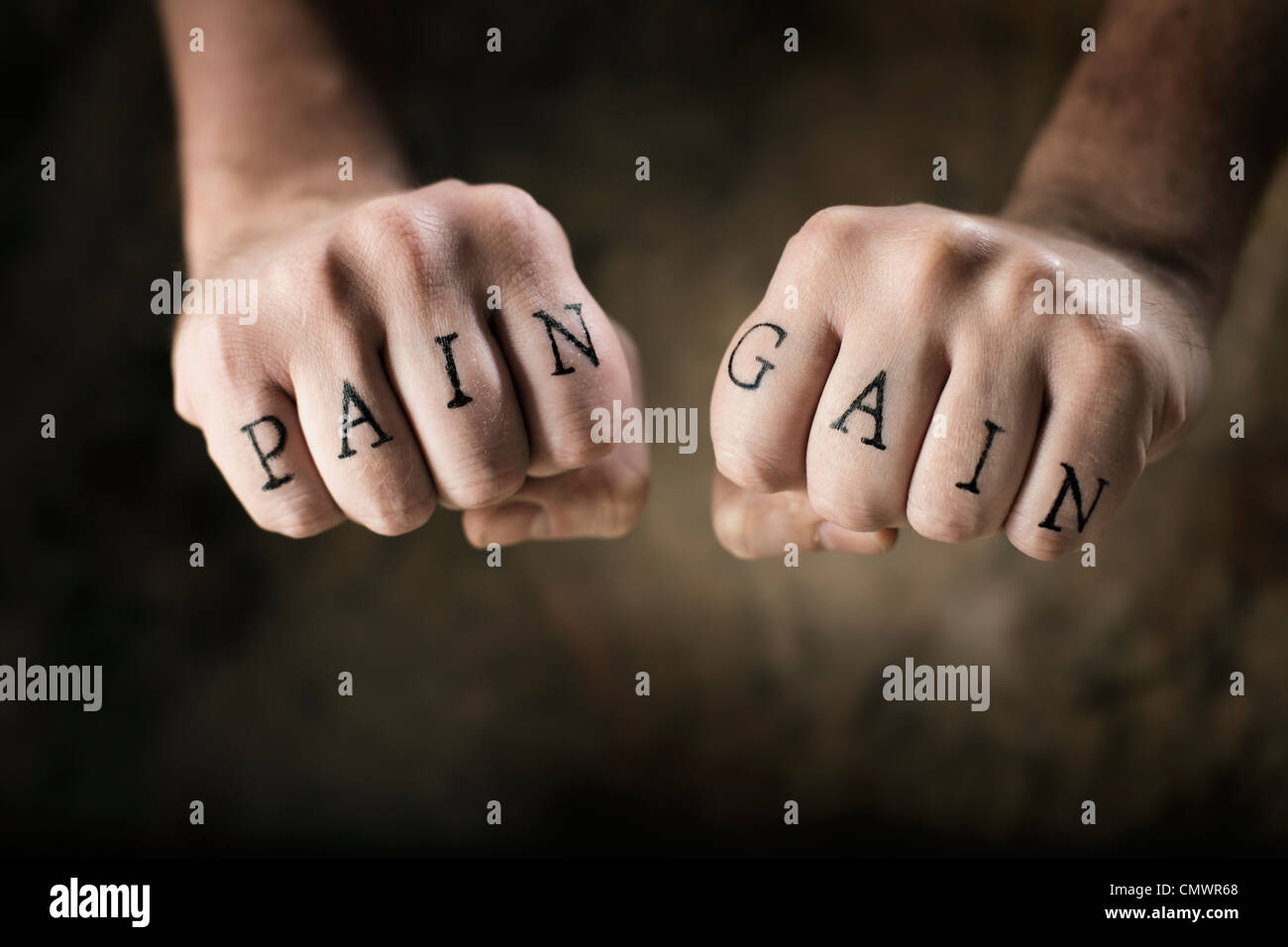 Uomo con finti tatuaggi " dolore " e "" di guadagno sulle mani, con riferimento all'esercizio motto "Nessun dolore, nessun guadagno". Foto Stock