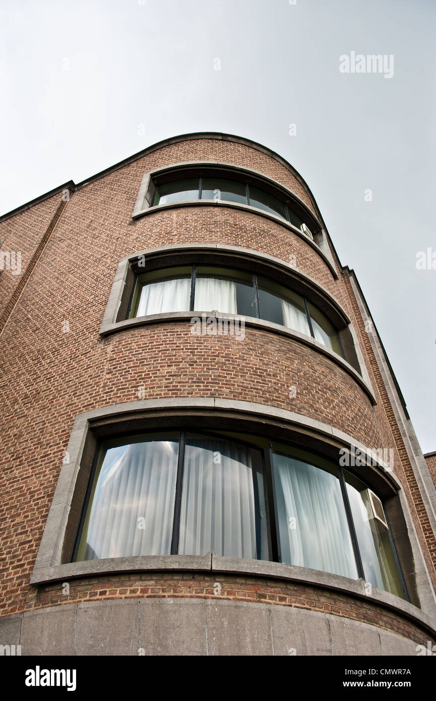 Un angolo di ripresa di un alto cilindro edificio di stile a Bruxelles. Foto Stock