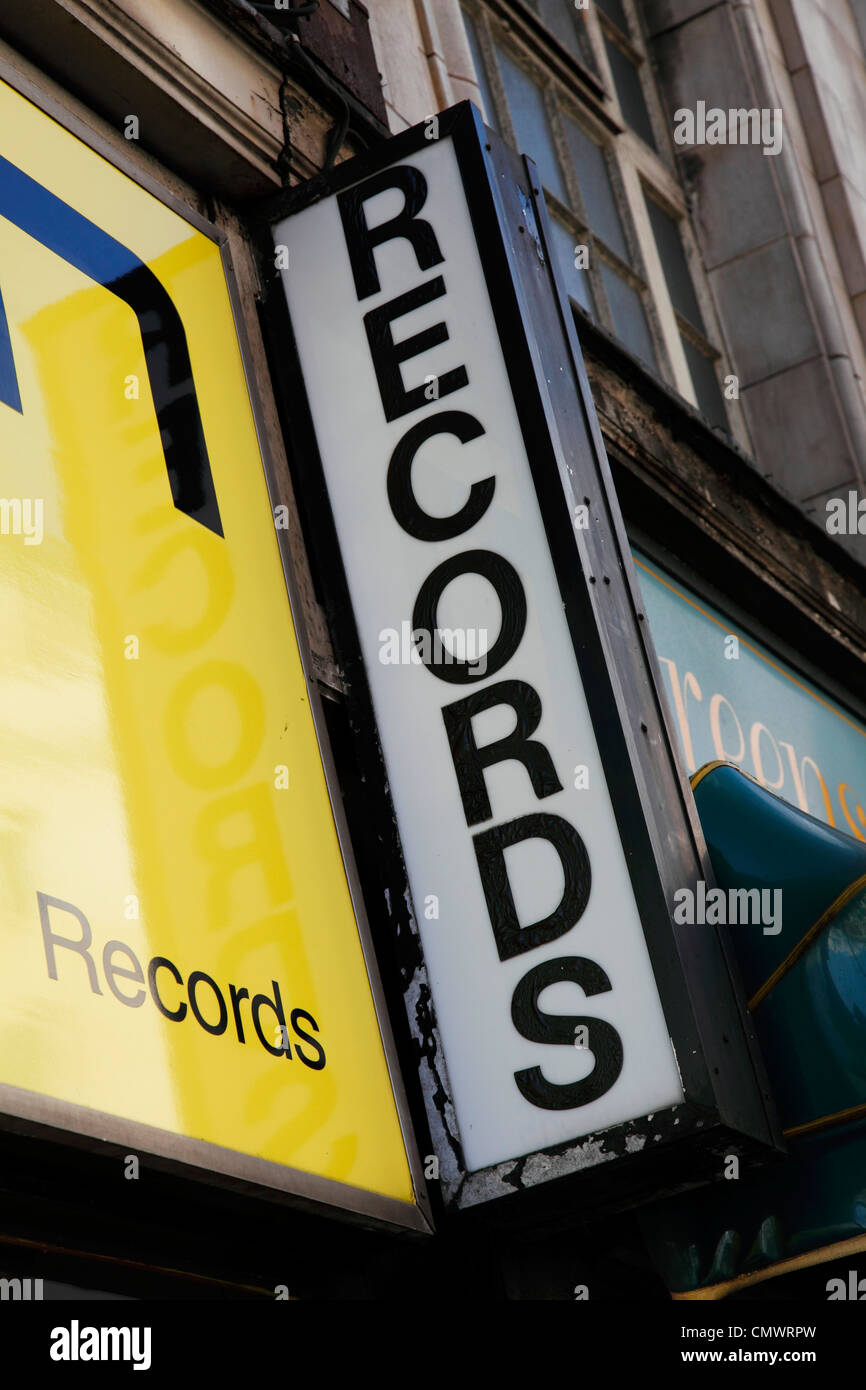 Un record shop in una città del Regno Unito. Foto Stock