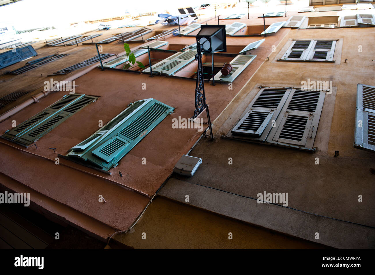 Estremamente bassa angolazione del francese complesso di appartamenti. Foto Stock