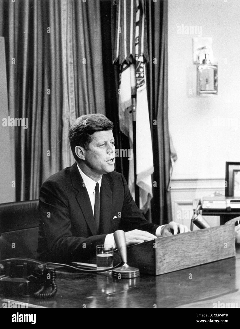JOHN F Kennedy (1917-1963) rendendo il suo discorso teletrasmesso sui diritti civili il 11 giugno 1963 Foto Stock