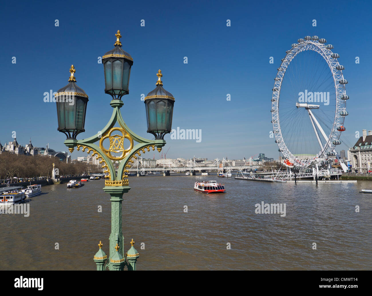 Ornati lanterne storico sul Westminster Bridge con il London Eye e di visite e imbarcazione da diporto Fiume Tamigi Westminster London REGNO UNITO Foto Stock