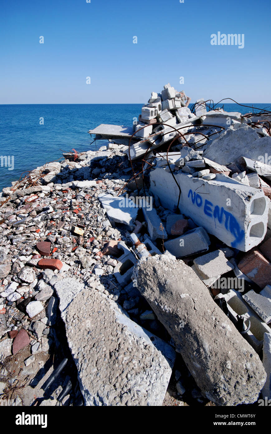 Costruzione di detriti da demolire edifici della città utilizzato per estendere la Leslie spit parkland progetto di bonifica a Toronto in Canada Foto Stock