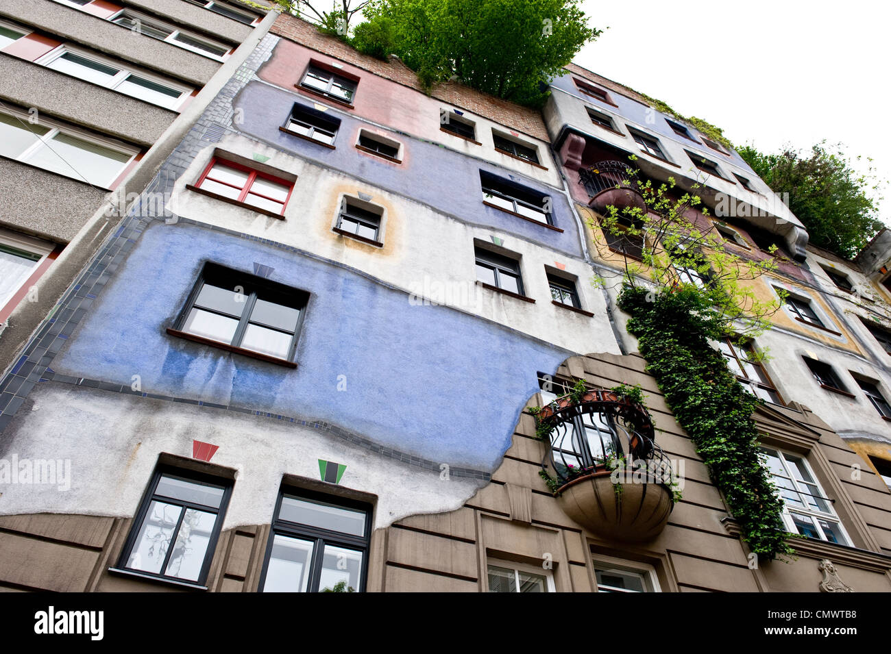 Bassa angolazione della casa Hundertwasser. Foto Stock