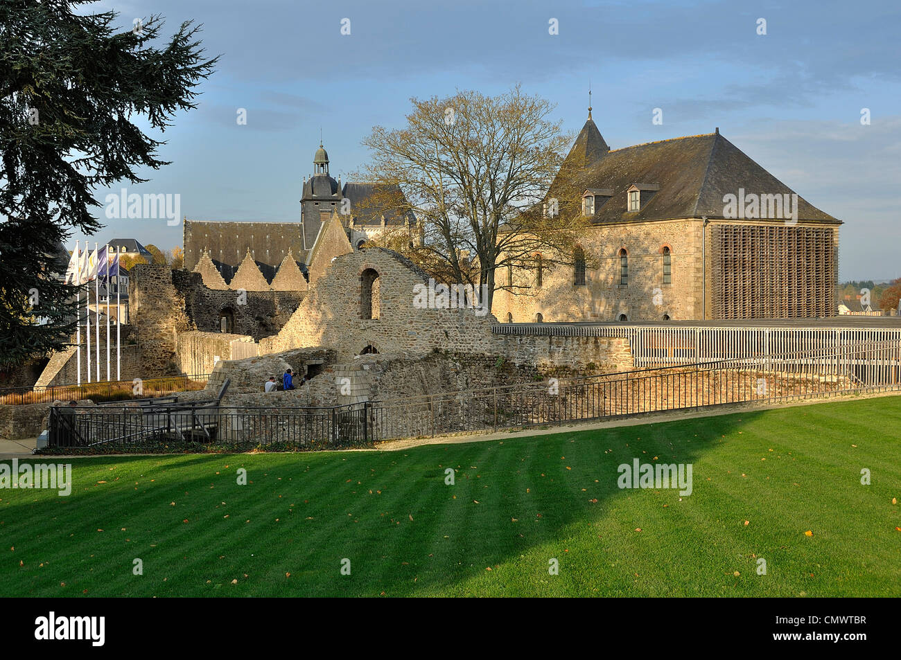 Castello di Mayenne città (ingresso del castello e museo carolingia, dipartimento di Mayenne, Paese della Loira, Francia. Foto Stock