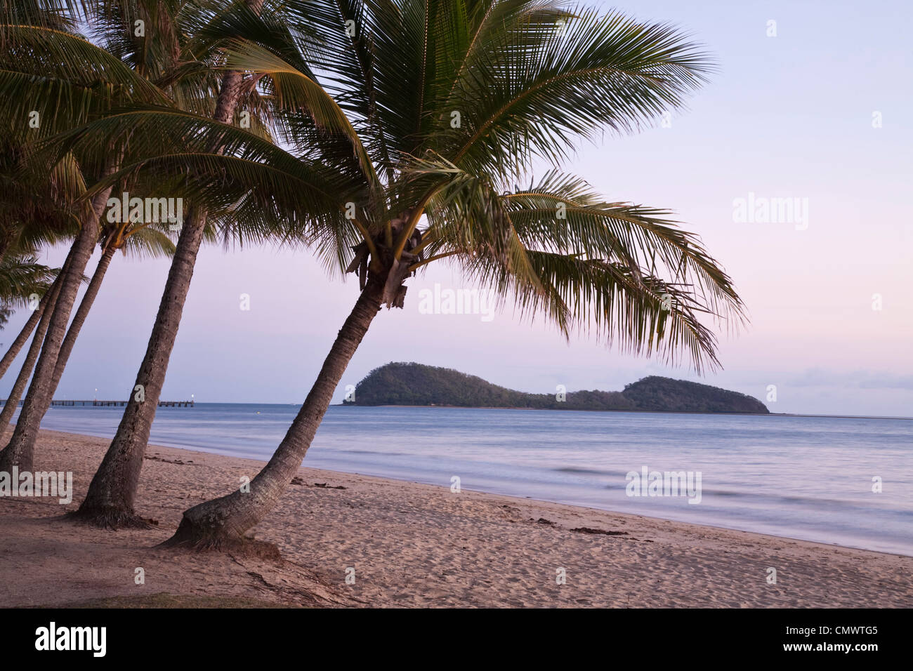 Palm Cove Beach all'alba con doppio isola in background. Palm Cove, Cairns, Queensland, Australia Foto Stock