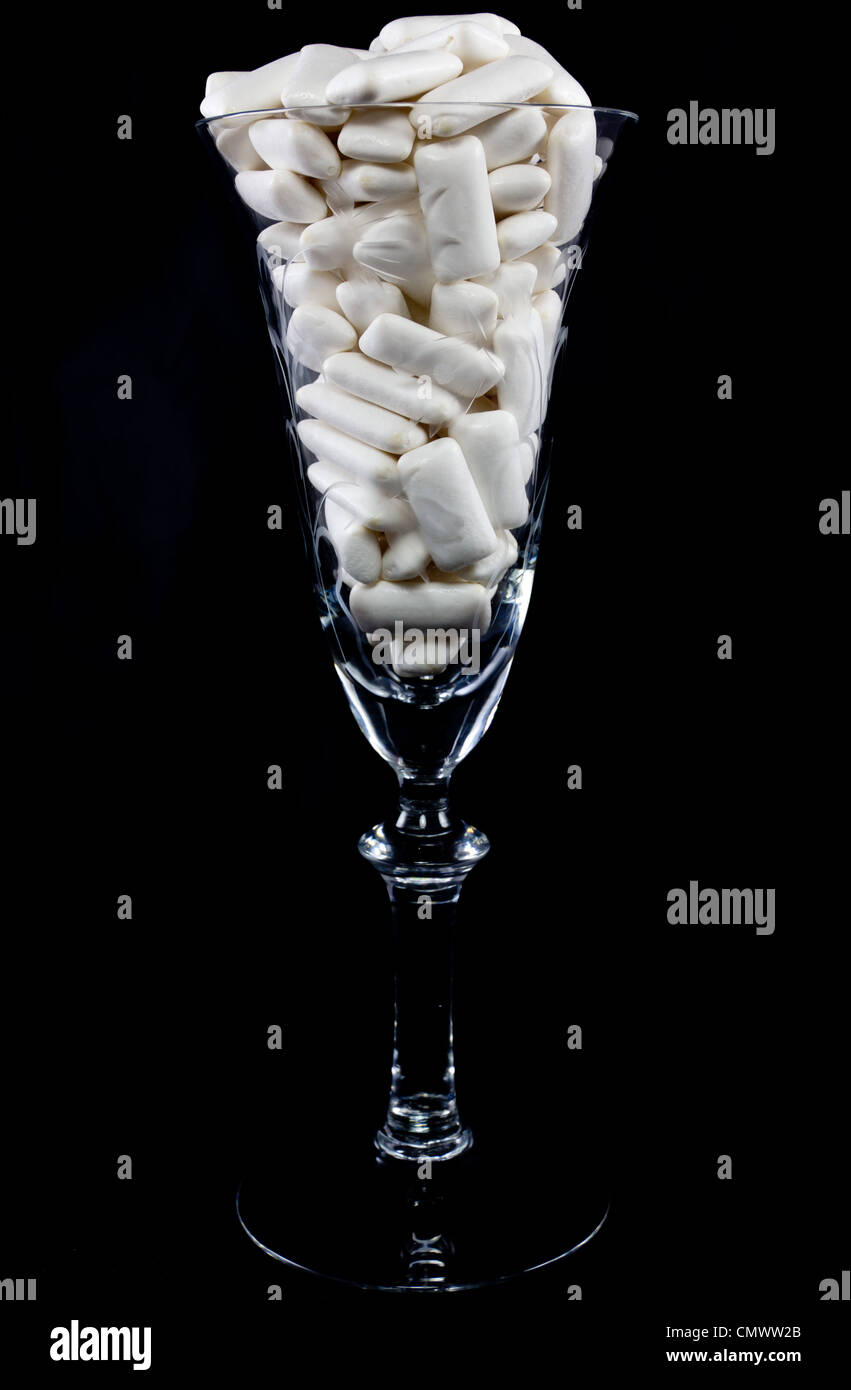 Immagine di un mucchio di gengive bianco in un bicchiere da vino Foto Stock
