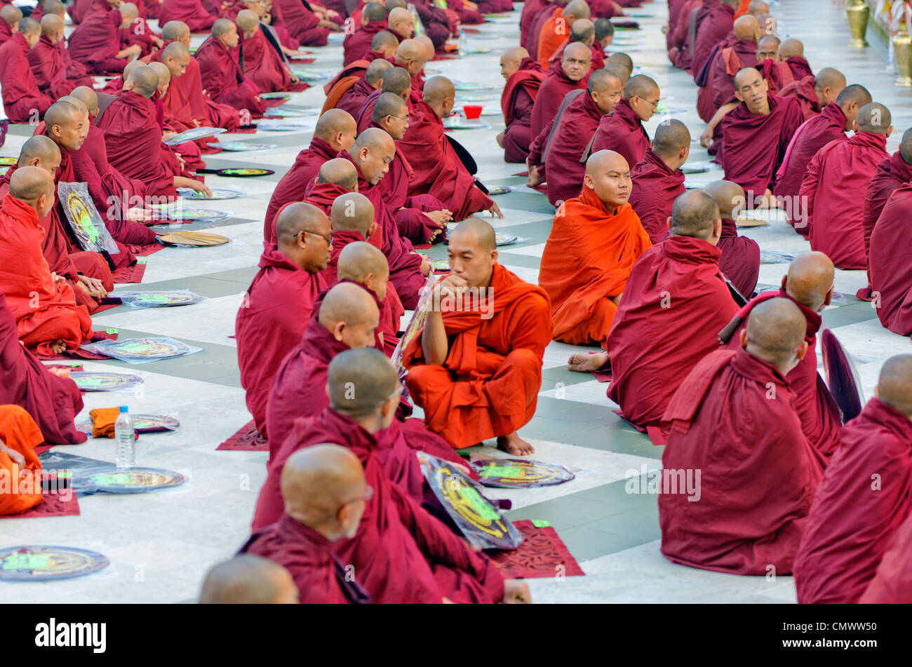 I monaci che frequentano la preghiera del mattino il servizio presso il Shwedagon, Yangon, Myanmar Foto Stock