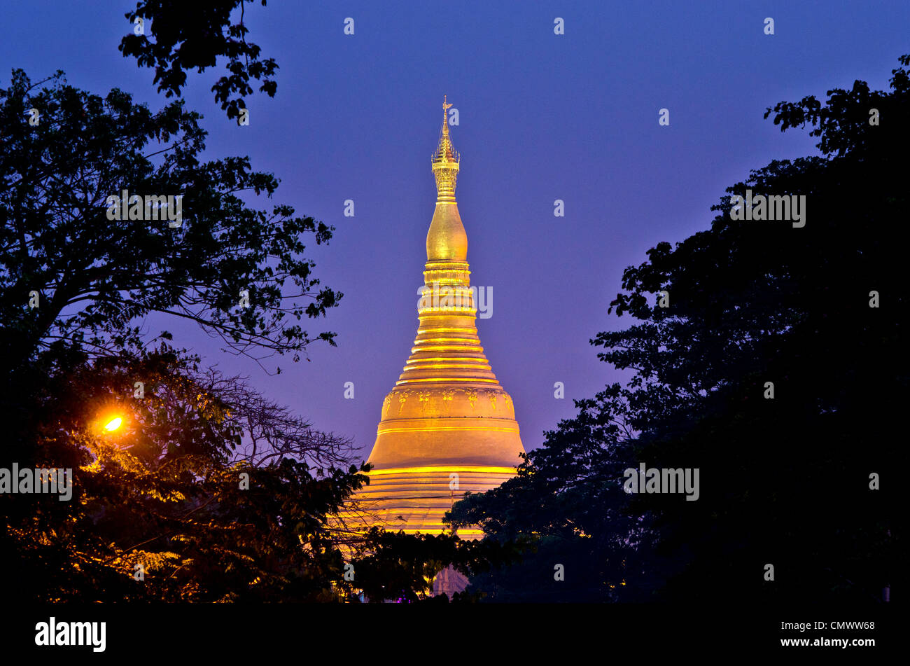 Illuminata Shwedagon all'alba, Yangon, Myanmar Foto Stock
