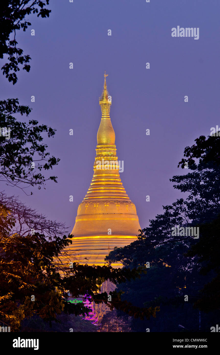 Illuminata Shwedagon all'alba, Yangon, Myanmar Foto Stock