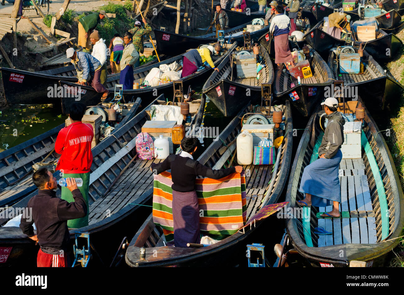 Trafficato Porto Ricco di imbarcazioni, Nyaungshwe, Myanmar Foto Stock