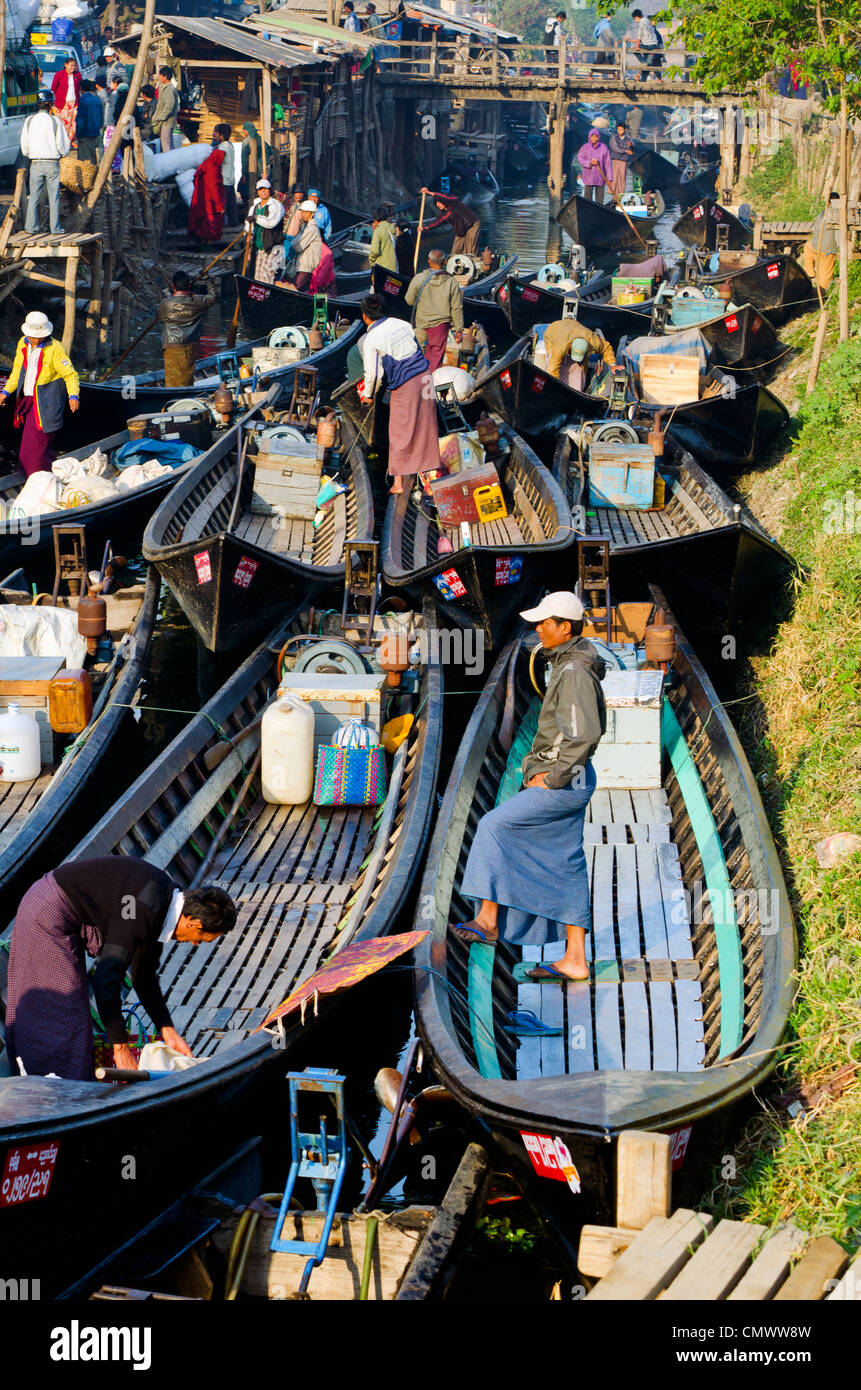 Trafficato Porto Ricco di imbarcazioni, Nyaungshwe, Lago Inle, Myanmar Foto Stock