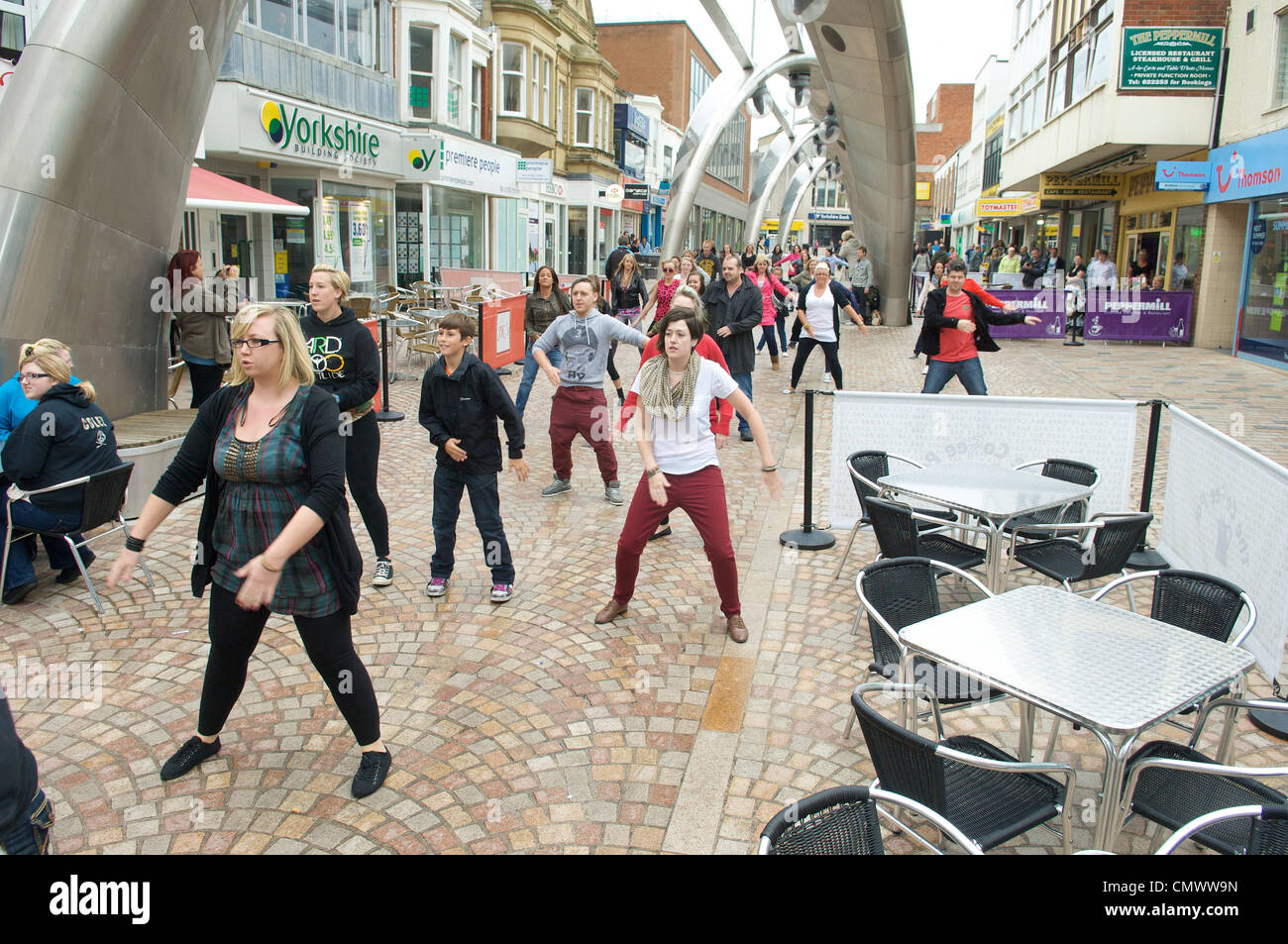 Flashmob ballerini sulle strade di Blackpool Foto Stock