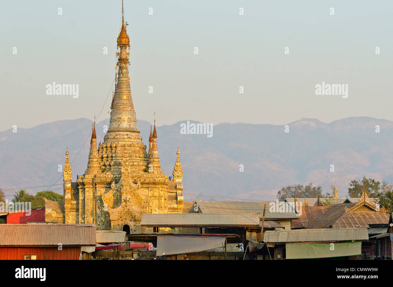 Tempio nel centro di Nyaungshwe, Lago Inle, Myanmar Foto Stock