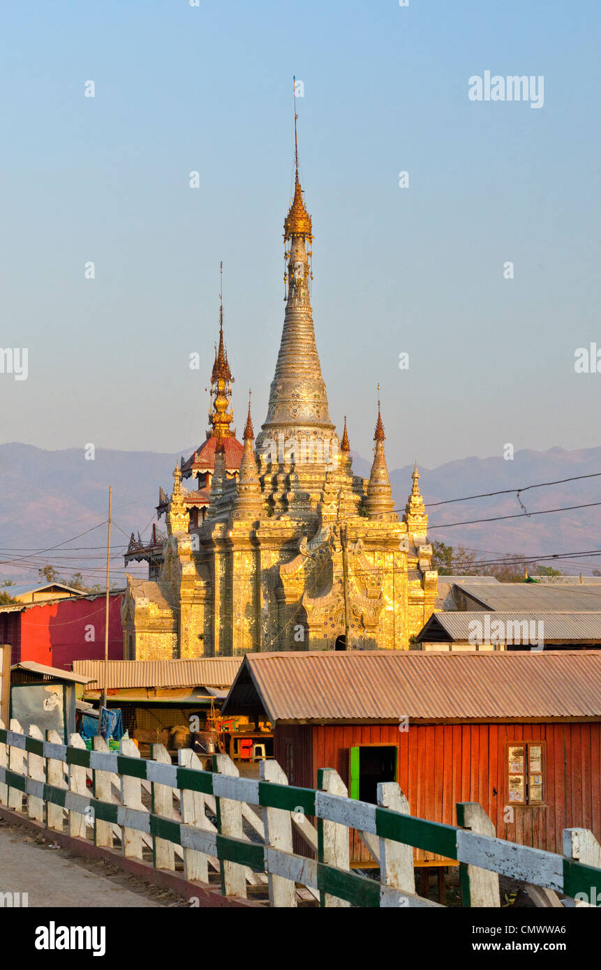 Tempio nel centro di Nyaungshwe, Myanmar Foto Stock