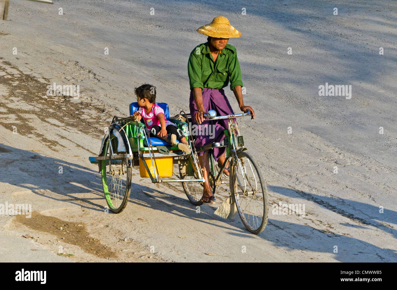 Bicicletta e side-car, Nyaungshwe, Myanmar Foto Stock